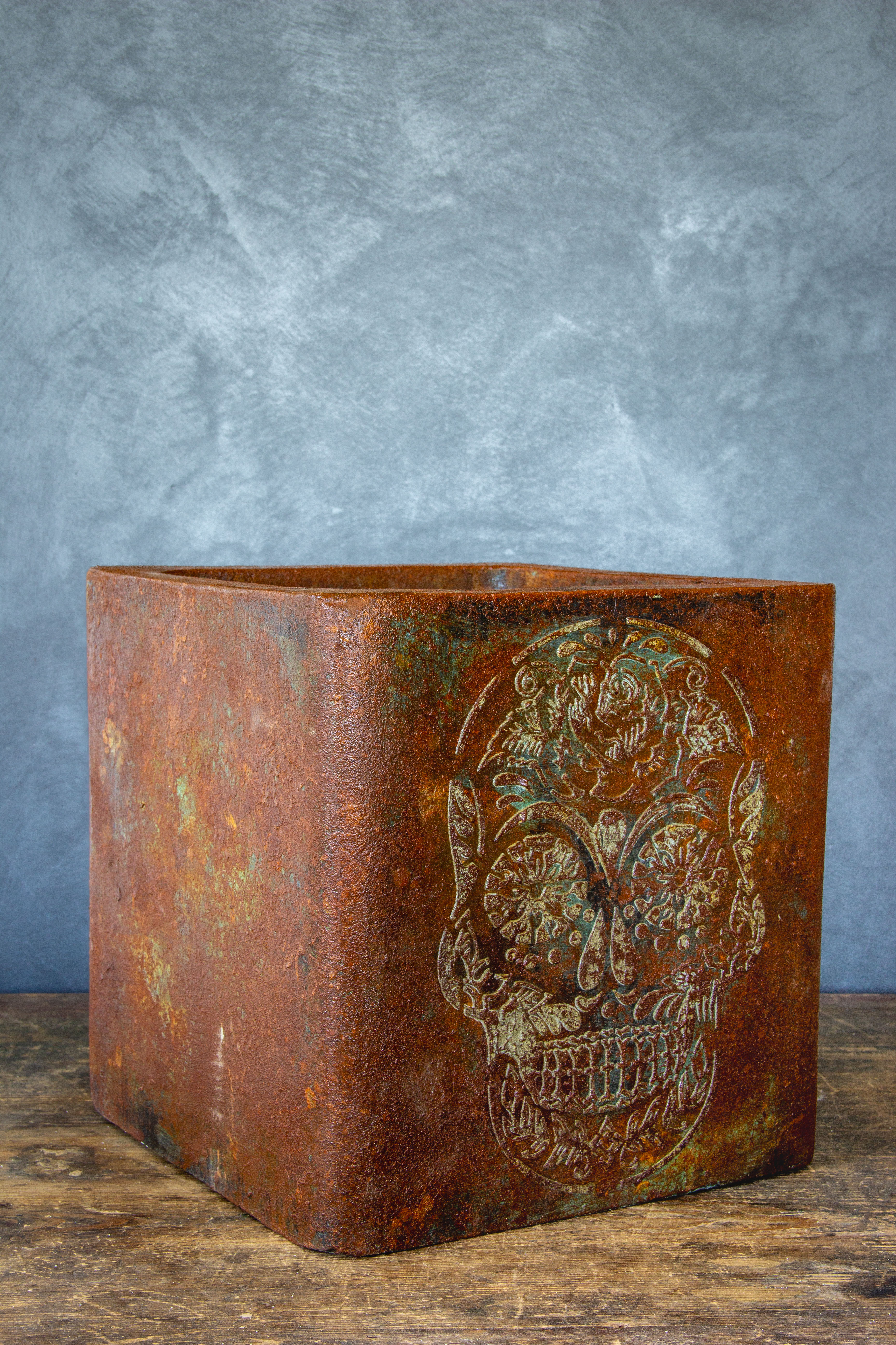 Osłonka na doniczkę z czaszką w stylu rustykalnym, efekt kortenu z turkusową patyną, ręcznie wykonana